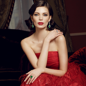 Серьги с изумрудами и бриллиантами, белое золото