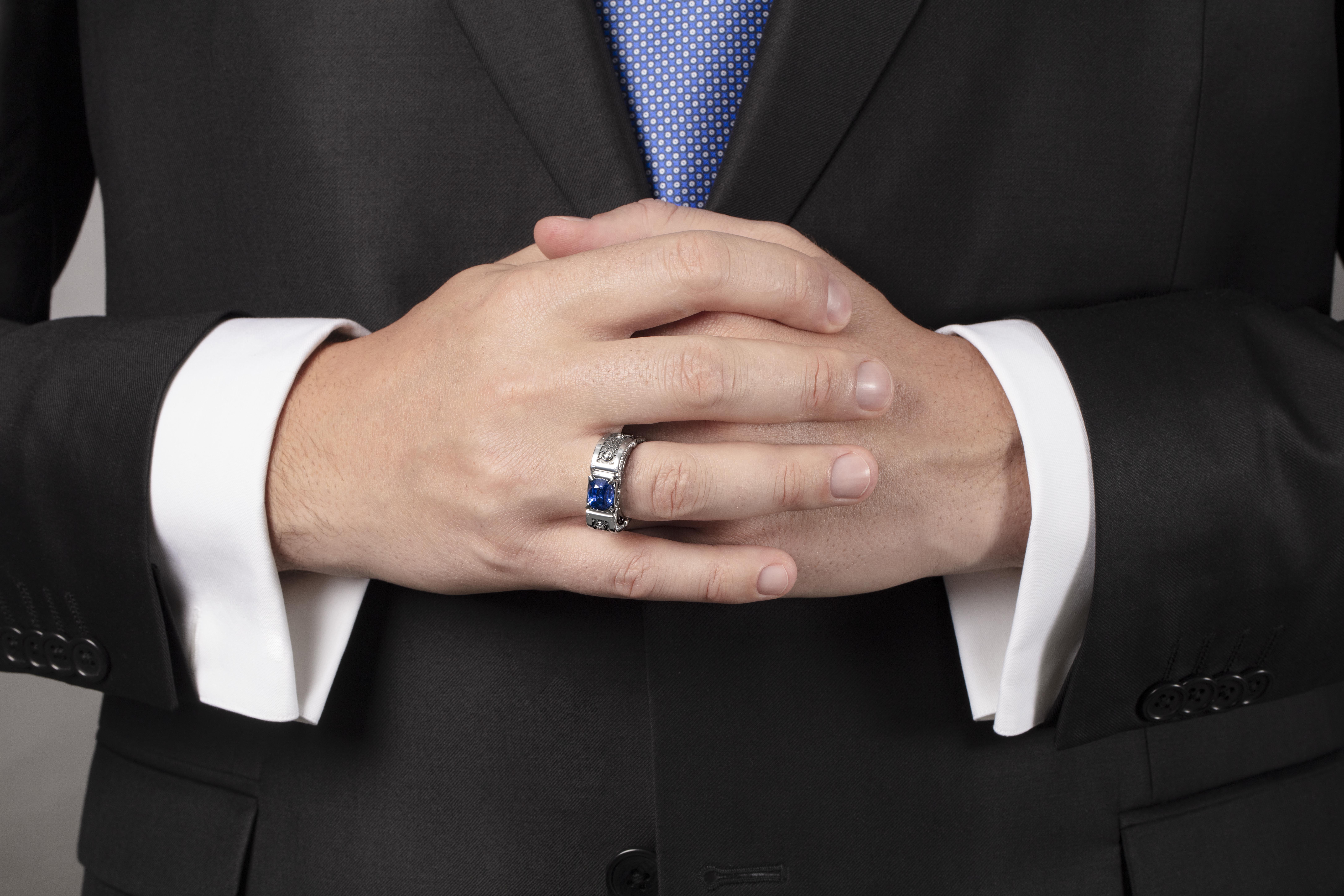 Кольцо с сапфиром и бриллиантами, белое золото