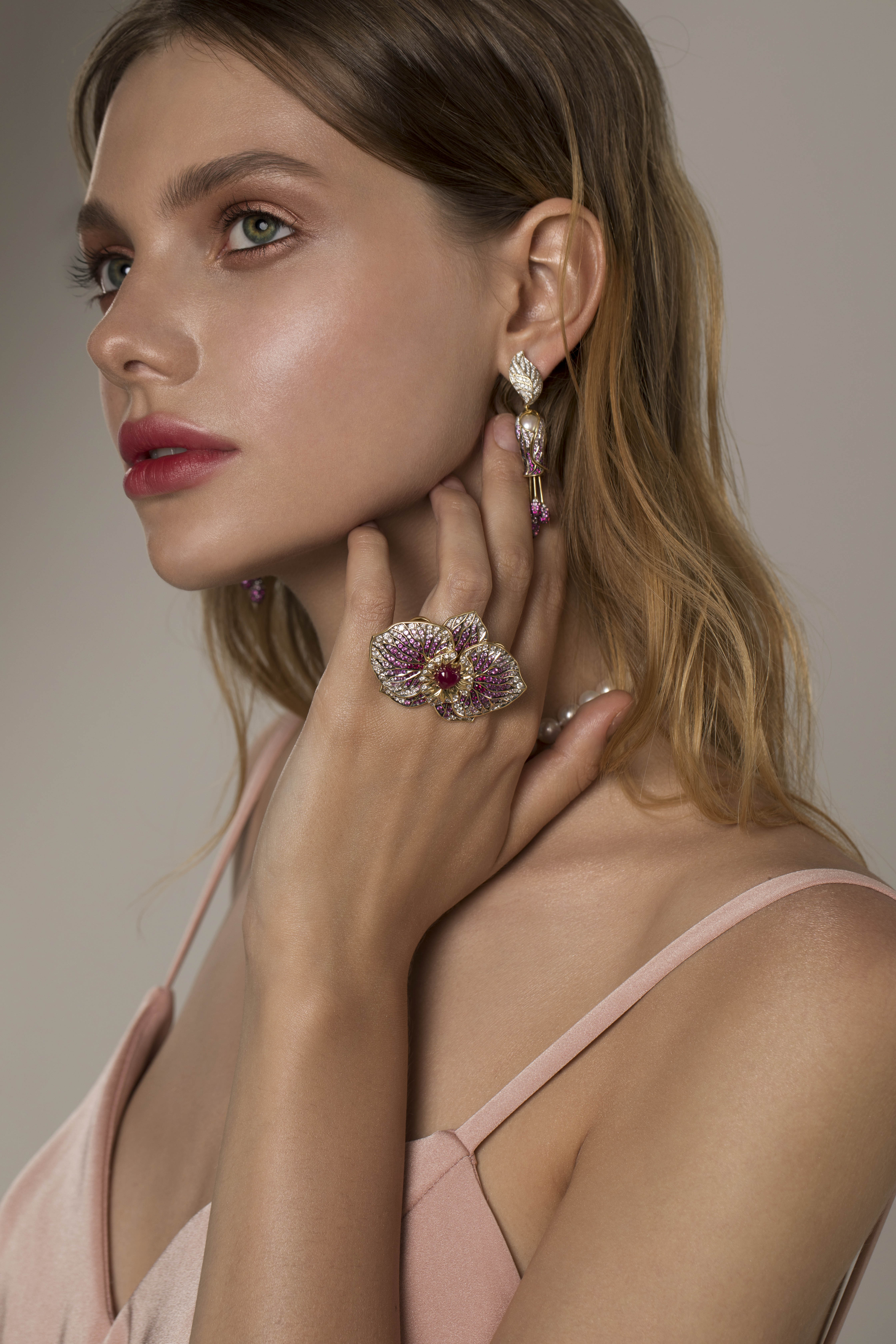 Серьги с жемчугом, бриллиантами, розовыми сапфирами и рубинами, желтое золото