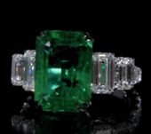 Кольцо с изумрудом и бриллиантами, белое золото