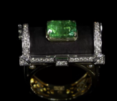 Кольцо с изумрудом и бриллиантами, жёлтое и белое золото, эбеновое дерево