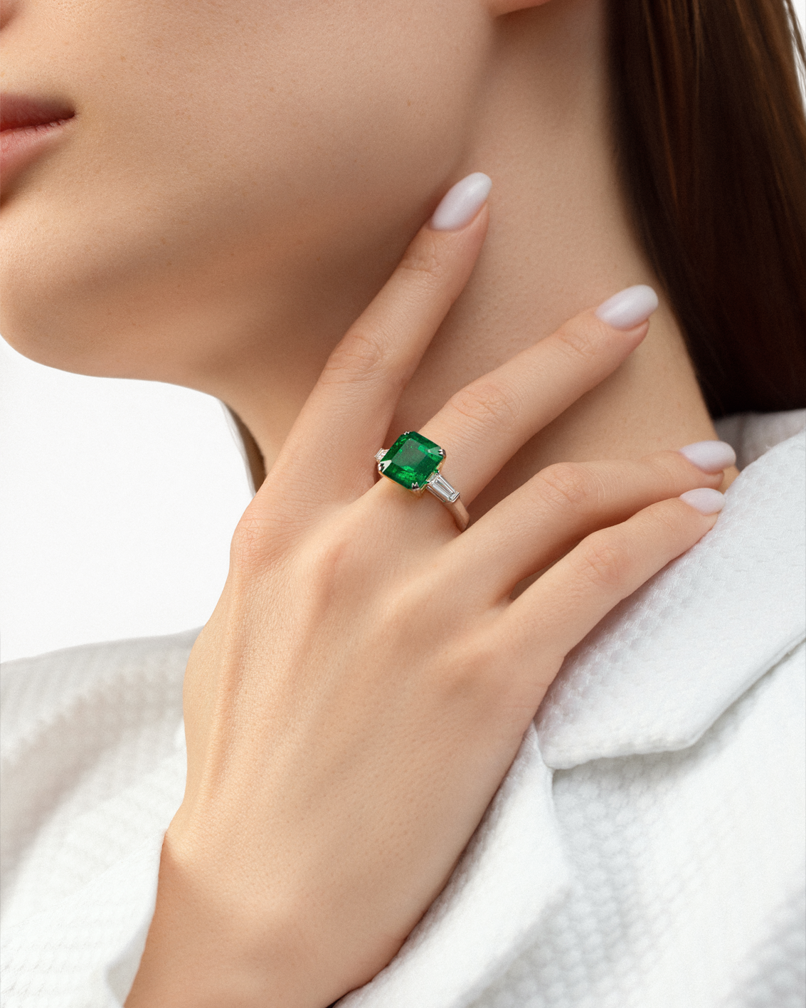 Кольцо с изумрудом, белое золото