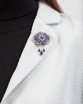 Брошь с сапфирами и бриллиантами, белое золото 2