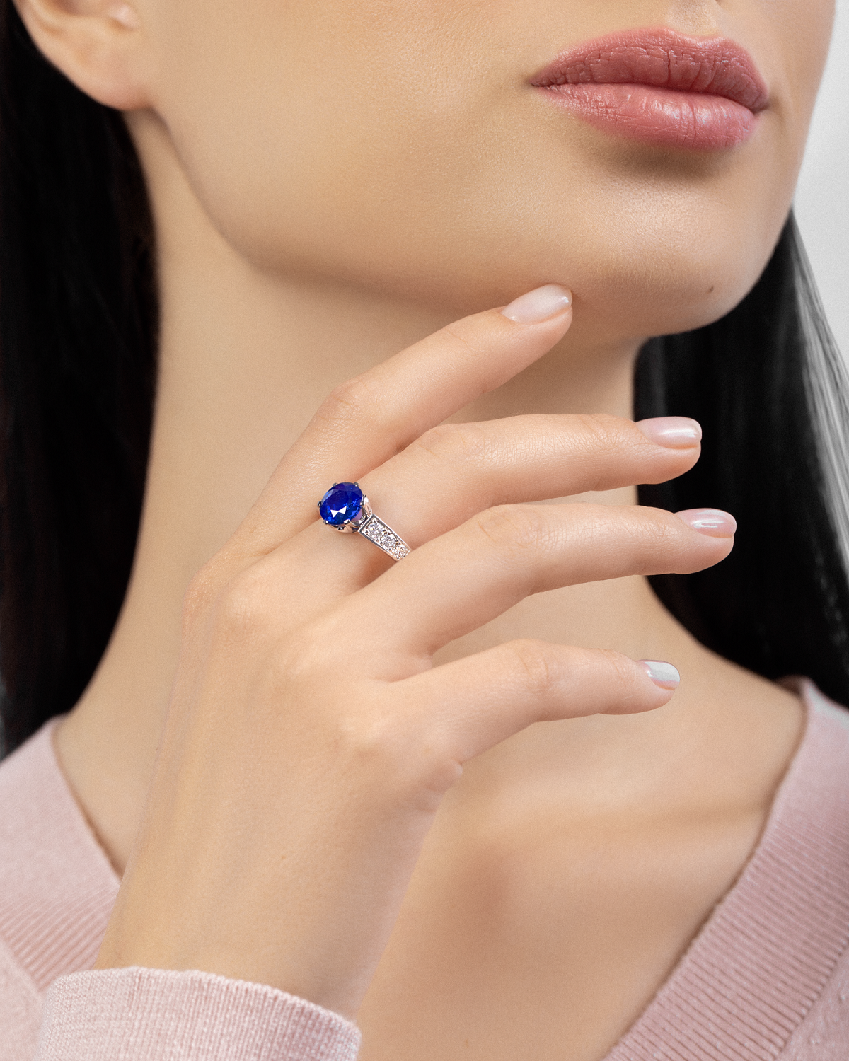 Кольцо с сапфиром и бриллиантами, белое золото