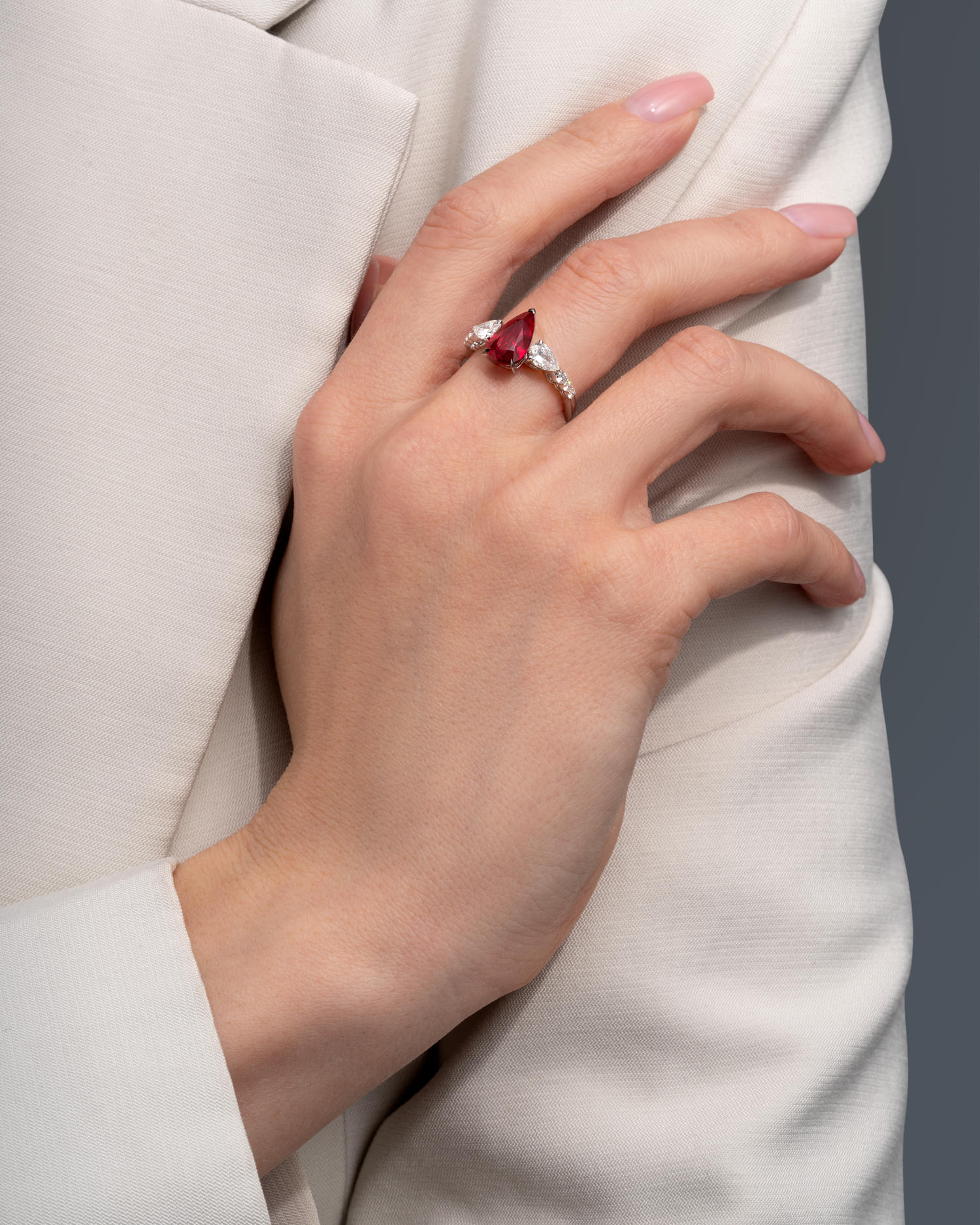 Кольцо с рубином и бриллиантами, белое золото