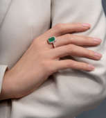 Кольцо с изумрудом и бриллиантами, белое золото