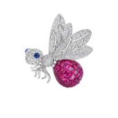 Брошь с рубинами, сапфирами и бриллиантами, белое золото