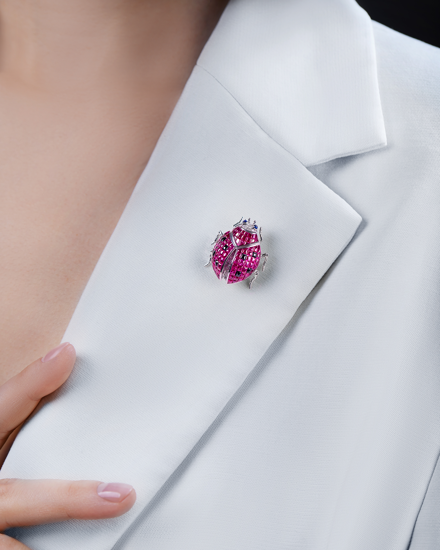 Брошь с рубинами, сапфирами и бриллиантами, белое золото