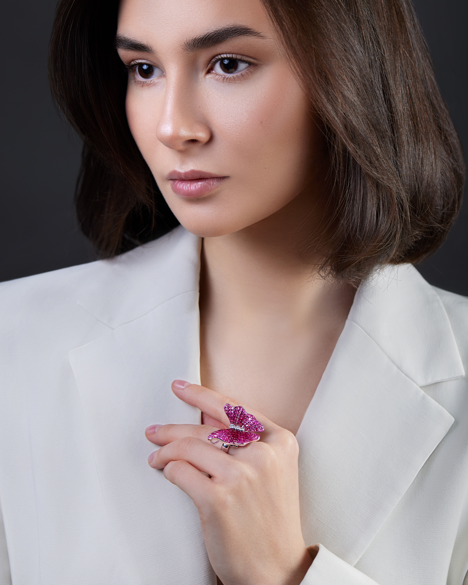 Кольцо с рубинами, розовыми сапфирами и бриллиантами, белое золото