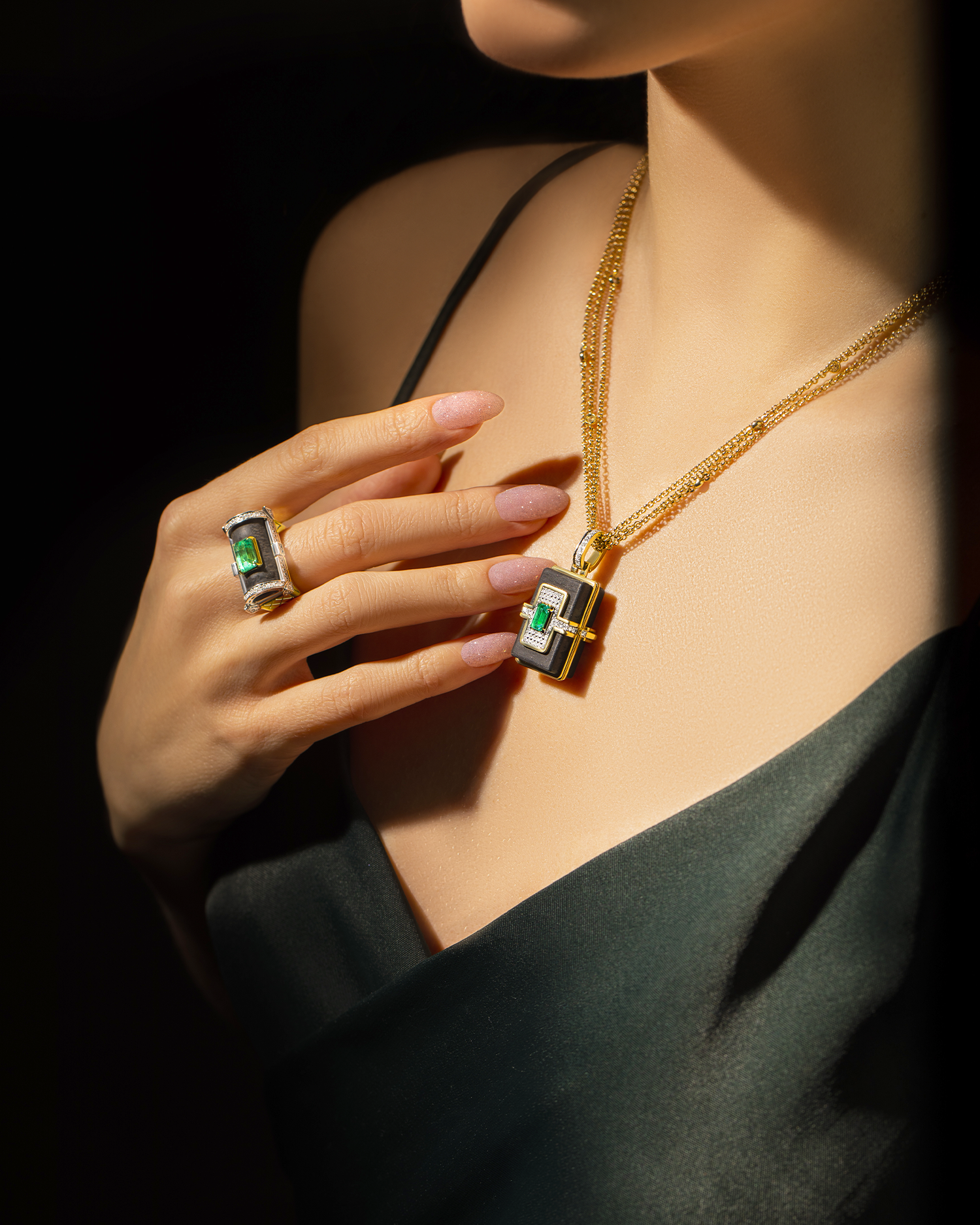 Подвес с изумрудом и бриллиантами, желтое и белое золото, н.керамика