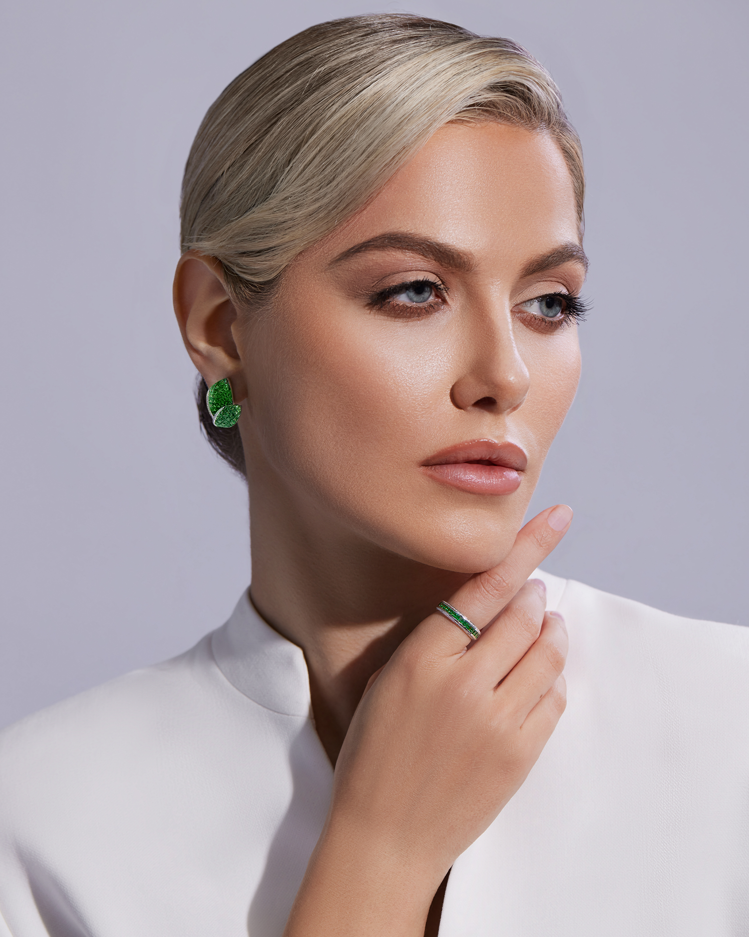 Кольцо с тсаворитами и бриллиантами, белое золото